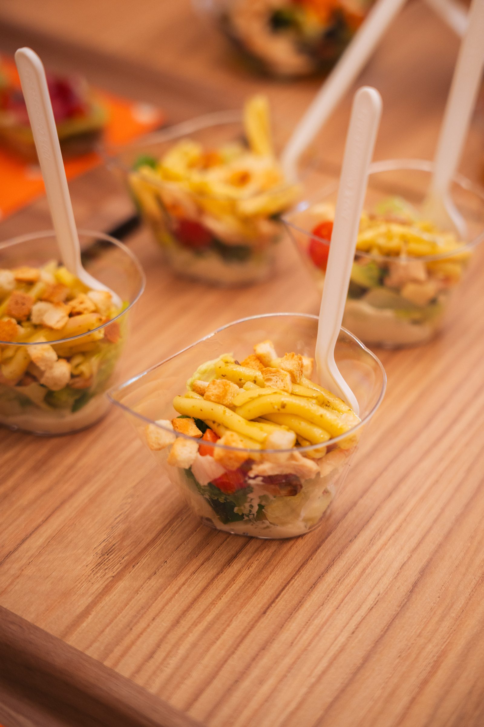 Ensaladas individuales de catering Boali sobre un mostrador de madera