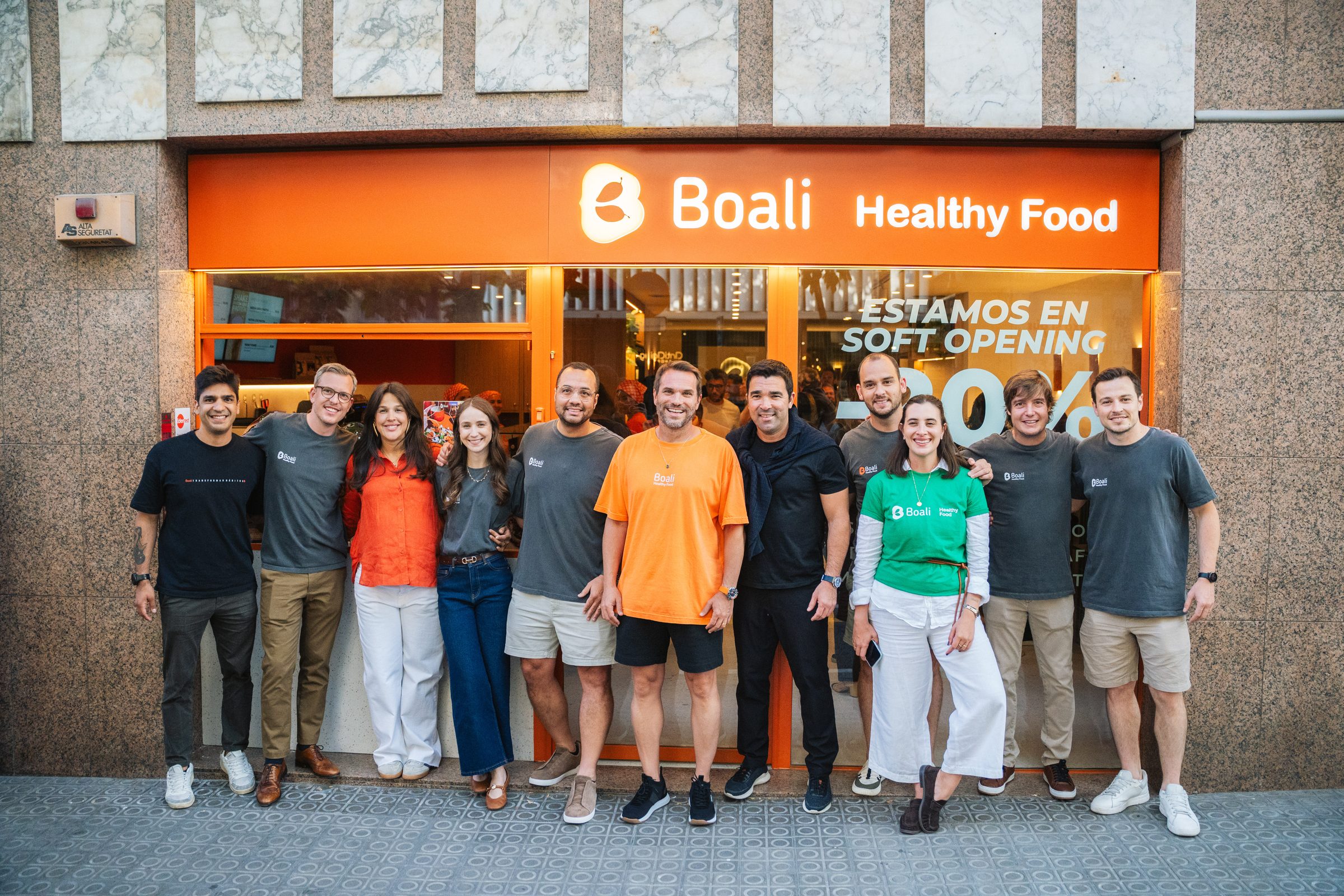 El equipo de Boali frente a la tienda de Via Augusta