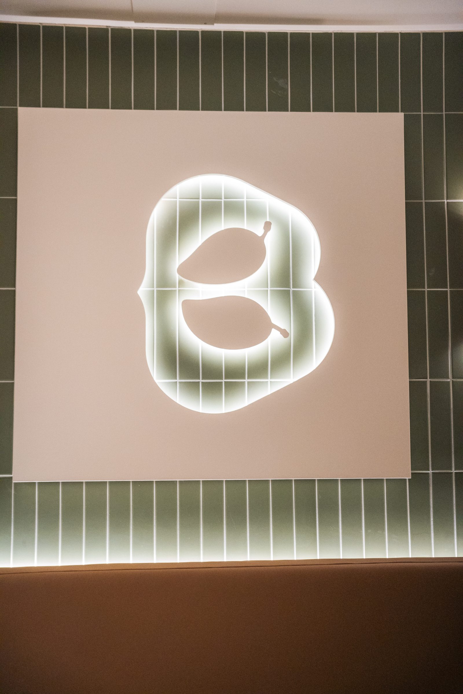 Logo luminoso de Boali sobre la pared de azulejos